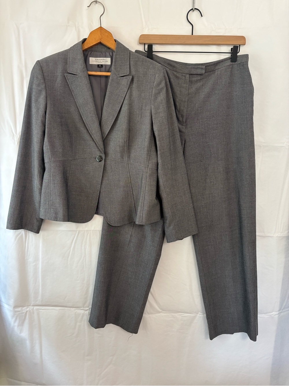 TAHARI ARTHUR S. LEVINE Classic Gray Pantsuit Size 10P